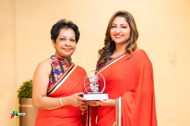 Prof. Ramani with her daughter Dr. Shanika Arsecularatne, holding an award